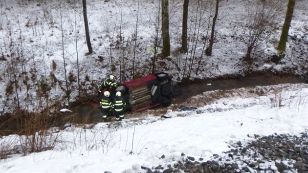 Řidičku museli z potoka nedaleko Zlaté Olešnice na Trutnovsku vyprostit hasiči. (12. 3. 2021)