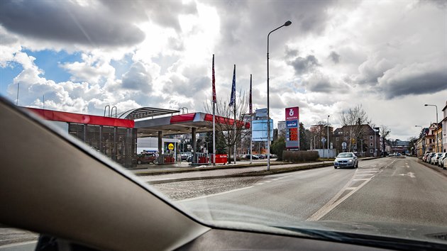 Čerpací stanice v Trutnově, kde byl při přestřelce zraněn strážník a zloděj na útěku. (18. 3. 2021)