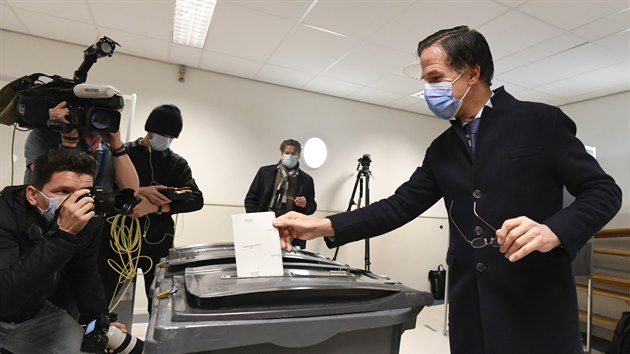 Nizozemské parlamentní volby jsou tentokrát výjimečně třídenní kvůli pandemii covidu-19. Volit šel také stávající premiér Mark Rutte.(17. března 2021)