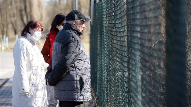 Lidé pozorují klokany za plotem plzeňské zoo, která je uzavřena v rámci protiepidemických opatření.