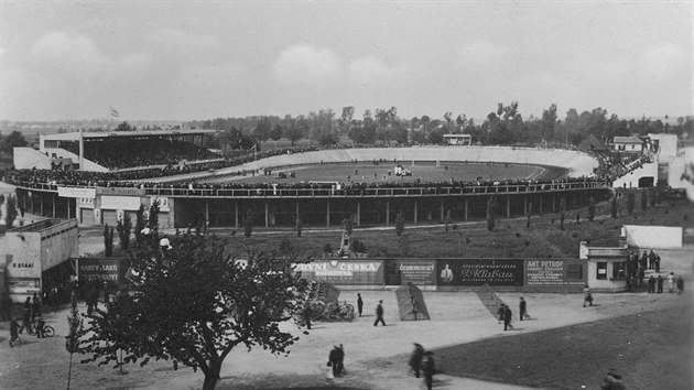 Letní stadion v Pardubicích krátce po jeho otevření v roce 1931. Klopená dráha pro cyklisty byla zbouraná v roce 2000.
