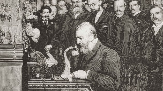 Alexander Graham Bell pi zahjen dlkov linky z New Yorku do Chicaga v roce 1892