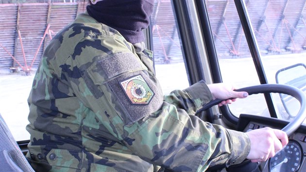 Romana Radostová při kurzu k získání osvědčení řízení vozidel ozbrojených sil skupiny C a E.