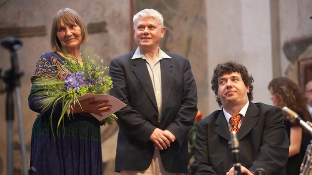 Cenu Olgy Havlov�, kter� se ud�luje lidem se zdravotn�m hendikepem pom�haj�c�m
ostatn�m, p�evzal prim�� spin�ln� jednotky p�i klinice rehabilitace pra�sk� motolsk�
nemocnice Ji�� K�� v roce 2010 v kostele Pra�sk� k�i�ovatka. P�edali mu ji biskup V�clav
Mal� a Dana N�mcov�.