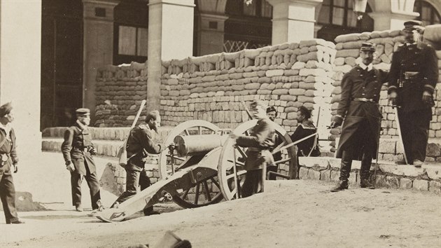 Pařížská komuna 1871. Příslušníci Národní gardy na barikádách
