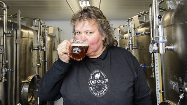 Plzeňský pivovar Purkmistr v době pandemie, kdy může mít otevřené jen výdejní okénko, zásadně změnil sortiment i zákazníky. Základní druhy jako ležák pivovar vyrábí dál, celkem teď vaří a nabízí 13 druhů. Na snímku z 15. března 2021 kontroluje kvalitu piva vrchní sládková Eva Straková.