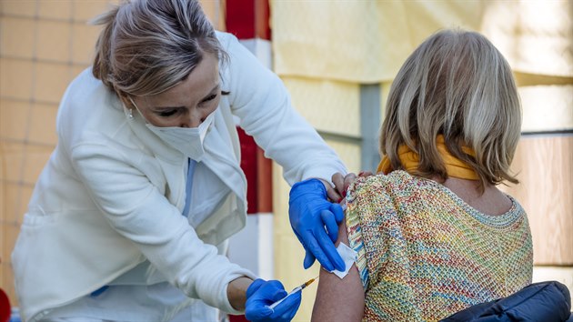 Ve sportovní hale v pražských Klánovicích se uskutečnilo hromadné očkování přibližně 200 osob ve věku nad 70 let a pedagogických pracovníků proti covidu-19, které prováděl očkovací tým Fakultní nemocnice Královské Vinohrady. (18. března 2021)