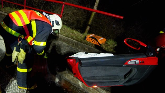 V Ostravě havarovalo Porsche do sloupu, spolujezdce museli vyprostit hasiči (12. března 2021).