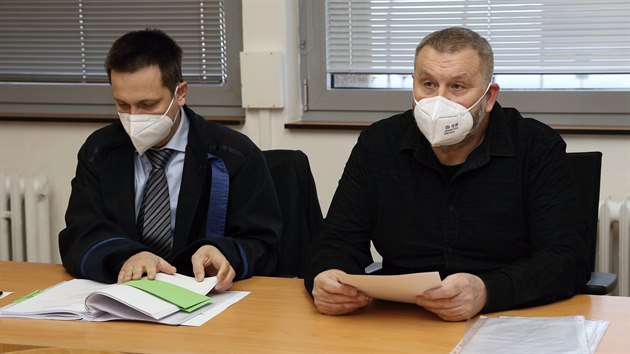 Alexandr Novák (vpravo) žádá krajský soud o možnost vycestovat z Česka.