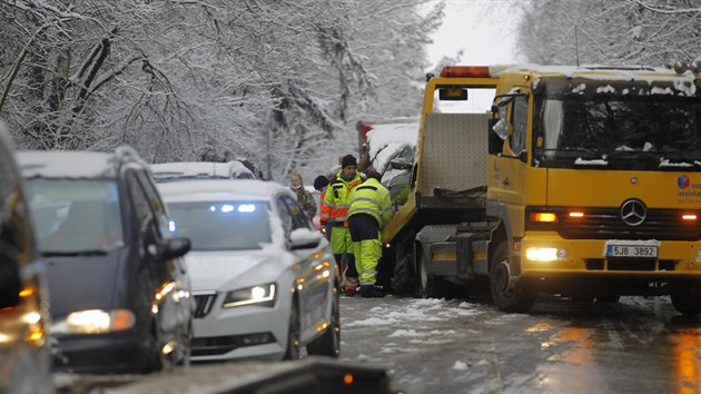 Kvůli hustému sněžení a kluzké vozovce došlo k hromadné dopravní nehodě na kruhové křižovatce pod kopcem Hosov u Jihlavy. V místě nehody je celkem devět osobních automobilů, nedošlo ke zranění. (19. března 2021)