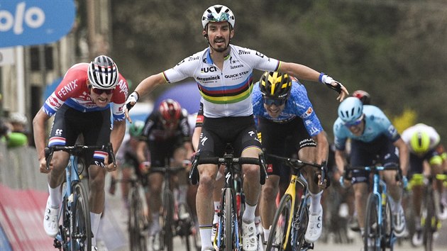 Francouz Julian Alaphilippe se raduje z vítězství ve druhé etapě Tirrena-Adriatica.