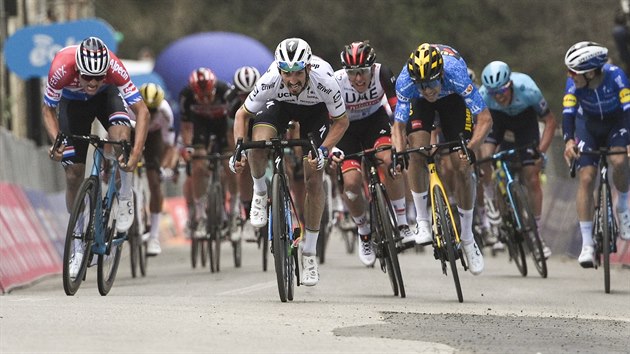 KDO S KOHO. Souboj o vítězství ve druhé etapě Tirrena-Adriatica. Zleva: Mathieu van der Poel, Julian Alaphilippe, Wout van Aert.