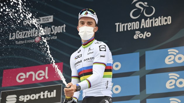 Francouz Julian Alaphilippe se raduje z vítězství ve druhé etapě Tirrena-Adriatica.