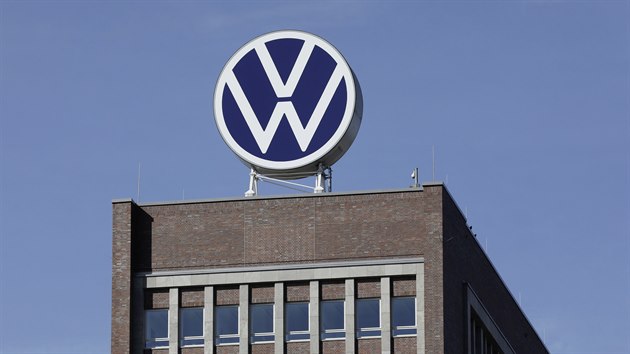 Nová jednodušší verze znaku Volkswagenu na budově wolfsburské centrály…