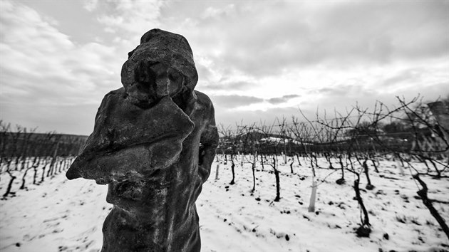 Dříve stávaly kolem vinohradů kapličky a boží muka. V poslední době je však na Břeclavsku nahrazují moderní sochy, jako ta svatého Leonarda, který drží v rukou MacBook.