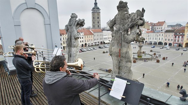 Orchestr Jihoeskho divadla bude hrt z eskobudjovick radnice jet dal ti tdny a do Velikonoc, vdy ve stedu od 13.30 hodin. Muzikanti vybrali pevn duchovn hudbu od jihoeskch autor ze 16. a 18. stolet.