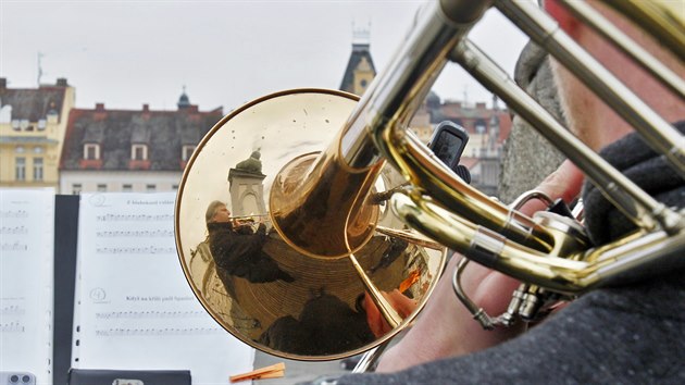 Orchestr Jihoeskho divadla bude hrt z eskobudjovick radnice jet dal ti tdny a do Velikonoc, vdy ve stedu od 13.30 hodin. Muzikanti vybrali pevn duchovn hudbu od jihoeskch autor ze 16. a 18. stolet.