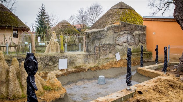 Zoologick zahrada v Hlubok nad Vltavou je v dob koronavirov krize bez nvtvnk. Pedlvaj se napklad voliry pro ptky i vbh pro surikaty.