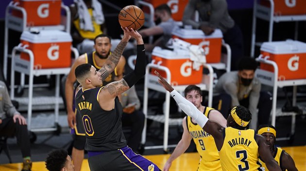 Kyle Kuzma z Los Angeles Lakers při střelbě, brání ho Aaron Holiday z Indiana Pacers.