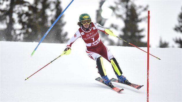 Katharina Liensbergerová ve slalomu v Aare.