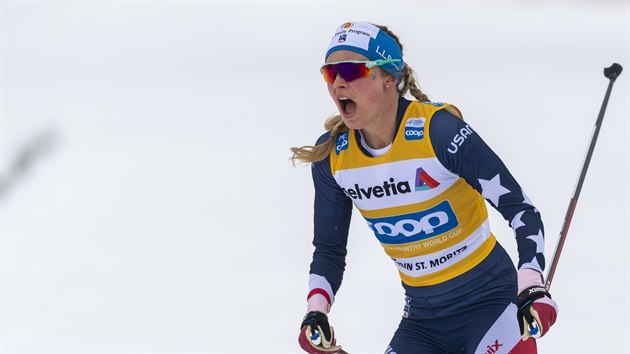 Jessica Digginsová v cíli stíhacího závodu Světového poháru na 30 kilometrů v Engadinu.