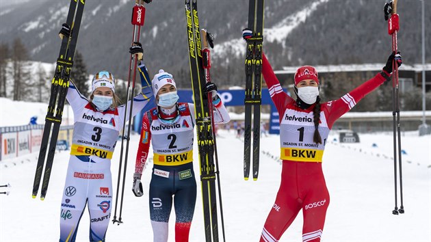 Nejlepší v cíli stíhacího závodu Světového poháru na 30 kilometrů v Engadinu: vpravo druhá Ebba Anderssonová, uprostřed vítězná Heidi Wengová a vlevo třetí Julia Stupaková.