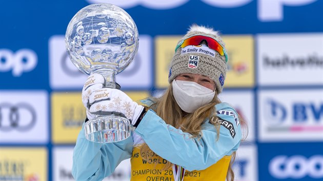 Jessica Digginsová s trofejí pro celkovou vítězku Světového poháru v běhu na lyžích.