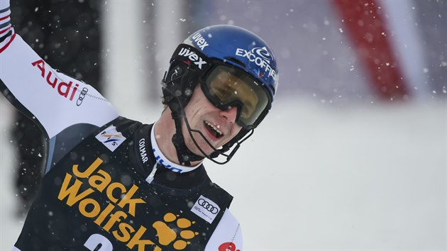 Clément Noël slaví vítězství ve slalomu v Kranjské Goře.