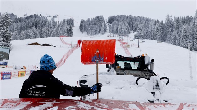 Finále Světového poháru ve sjezdovém lyžování komplikují v Lenzerheide přívaly sněhu.