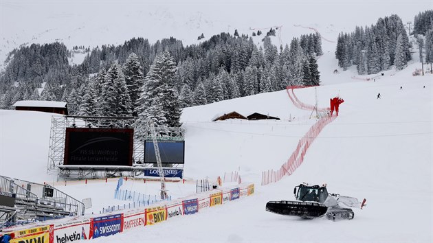 Finále Světového poháru ve sjezdovém lyžování komplikují v Lenzerheide přívaly sněhu.