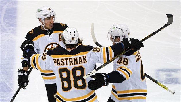 David Pastrk, Matt Grzelcyk a Brad Marchand slav gl Bostonu.