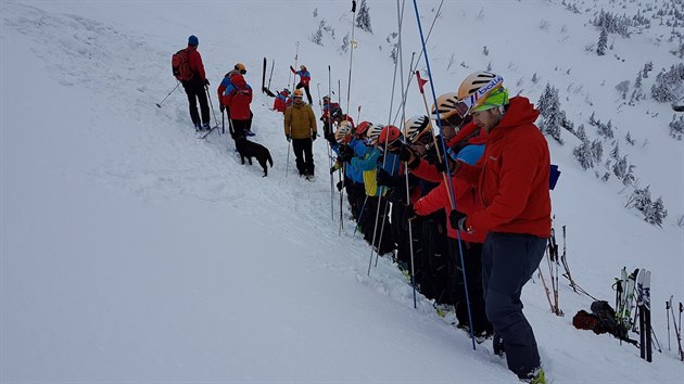 Dobrovolníci u horské služby podstupují v Krkonoších tvrdý trénink. (1. února 2018)