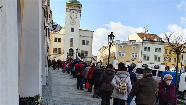 V Kroměříži distribuovali seniorům nad 70 let zdarma respirátory. Na místě se vytvořila dlouhá fronta.