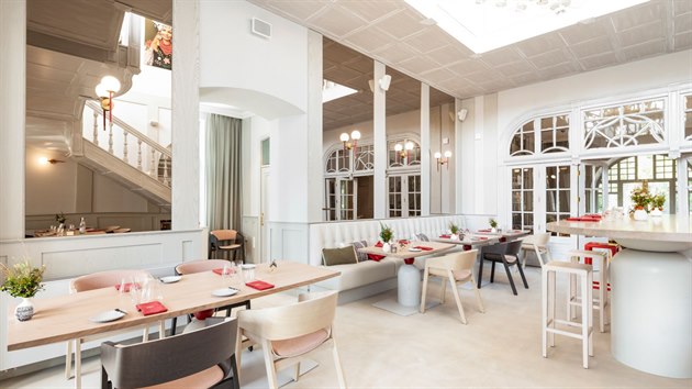 Stylov Interir nov restaurace vhodn doplnila idlov kesla Merano a barov idle Rioja.