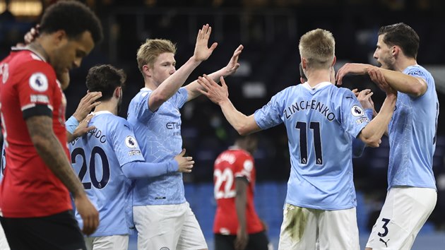 Kevin De Bruyne (uprostřed) z Manchesteru City slaví se spoluhráči gól v duelu se Southamptonem.