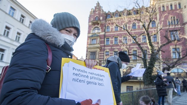 Protestn shromdn u Smetanova nbe proti kcen javoru stbrnho. Na mst m vzniknout vydldn nmst. (12.3.2021)