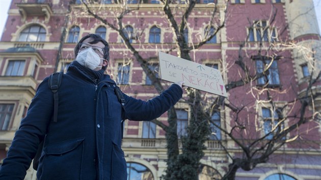 Protestní shromáždění u Smetanova nábřeží proti kácení javoru stříbrného. Na místě má vzniknout vydlážděné náměstí. (12.3.2021)