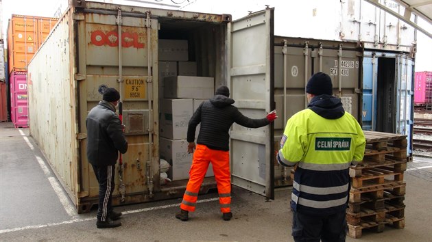 Pra��t� celn�ci zajistili 680 tis�c neozna�en�ch respir�tor� z ��ny. (16.3.2021)