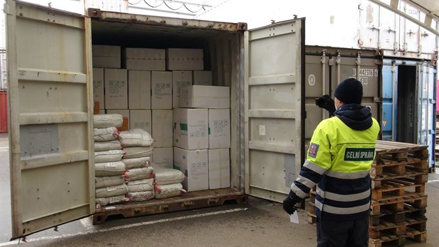 Pra��t� celn�ci zajistili 680 tis�c neozna�en�ch respir�tor� z ��ny. (16.3.2021)