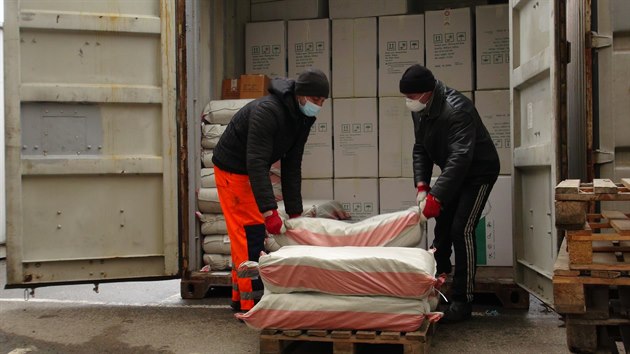 Pra��t� celn�ci zajistili 680 tis�c neozna�en�ch respir�tor� z ��ny. (16.3.2021)