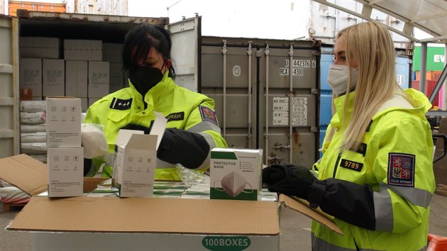 Pra��t� celn�ci zajistili 680 tis�c neozna�en�ch respir�tor� z ��ny. (16.3.2021)