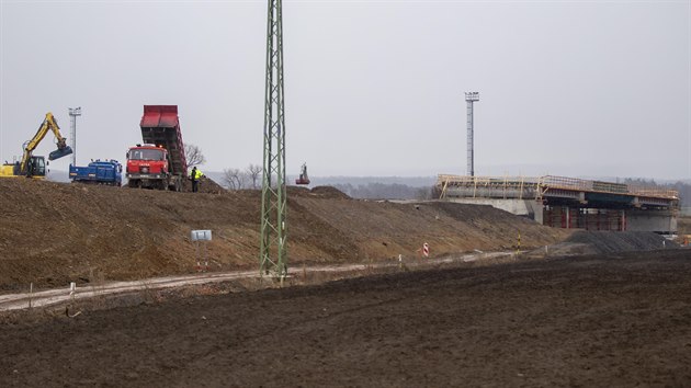 Firmy tvrd, e stavbu obchvatu pibrzdil covid.