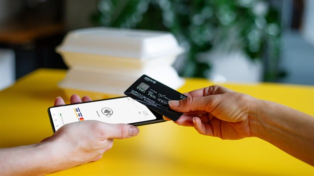Pro zákazníky je nové jedině to, že svou platební kartu přiloží k mobilu obchodníka místo k terminálu.