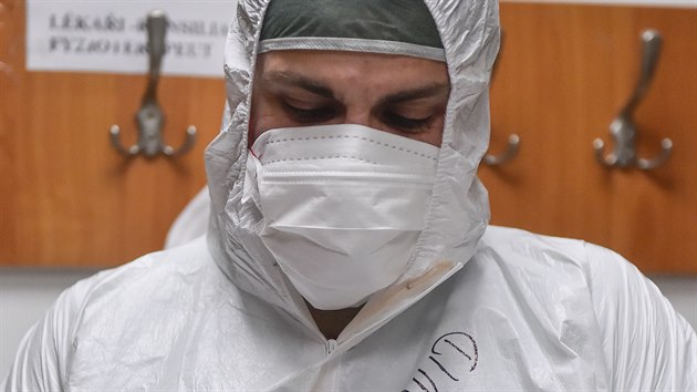 Policista a Mu roku 2020 David Kreme pomh jako sanit na covidovm oddlen ARO v Nemocnici Znojmo (18. bezna 2021)