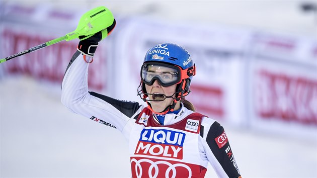 Slovenská slalomářka Petra Vlhová se raduje z triumfu v Aare.