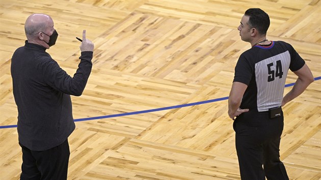 Steve Clifford, trenér Orlando Magic, debatuje s rozhodčím Rayem Acostou.