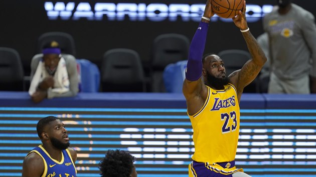 LeBron James (23) z LA Lakers smeuje do koe Golden State, sleduj ho Eric Paschall (7) a James Wiseman.