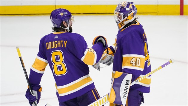 Drew Doughty (8) a Calvin Petersen (40) oslavuj vtzstv Los Angeles.