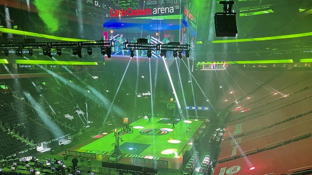 Aréna Detroit Pistons nabízí světelnou show i pro hrstku diváků.