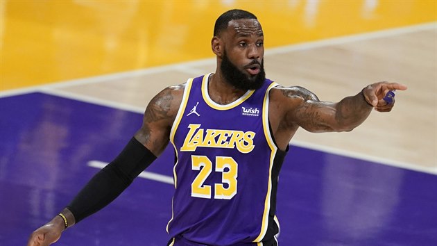 LeBron James z LA Lakers řídí spoluhráče v zápase s Charlotte Hornets. Proti týmu Michaela Jordana nastoupil s logy a číslem Michaela Jordana na dresu a číslem Kobeho Bryanta na prstu.